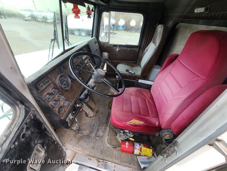 image for item GY9713 1989 Kenworth T600  semi truck