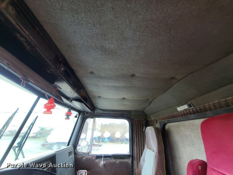 image for item GY9713 1989 Kenworth T600  semi truck