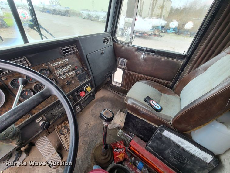 image for item GY9713 1989 Kenworth T600  semi truck