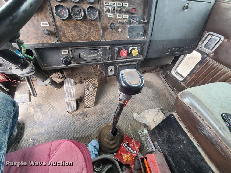 image for item GY9713 1989 Kenworth T600  semi truck