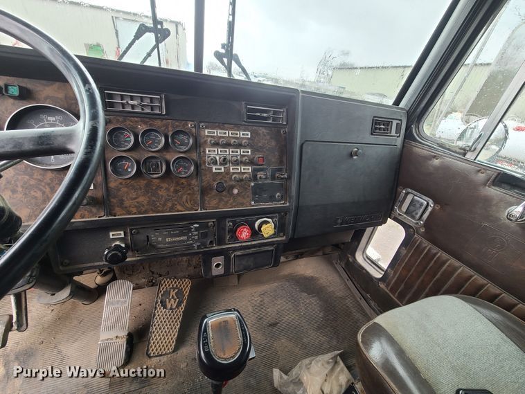 image for item GY9713 1989 Kenworth T600  semi truck