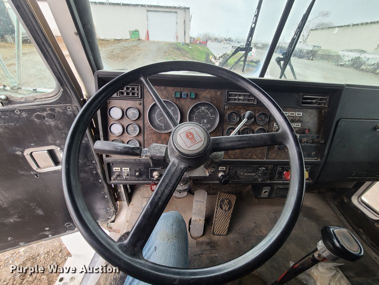 image for item GY9713 1989 Kenworth T600  semi truck