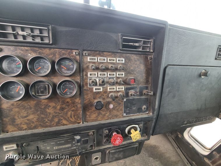 image for item GY9713 1989 Kenworth T600  semi truck