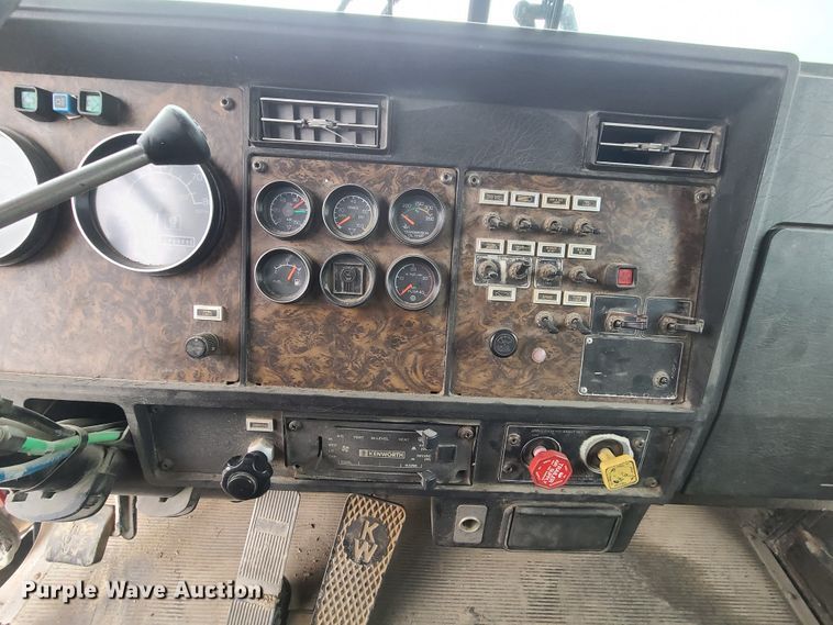 image for item GY9713 1989 Kenworth T600  semi truck