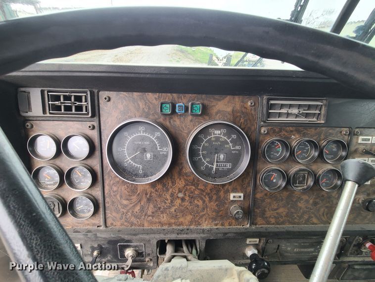 image for item GY9713 1989 Kenworth T600  semi truck