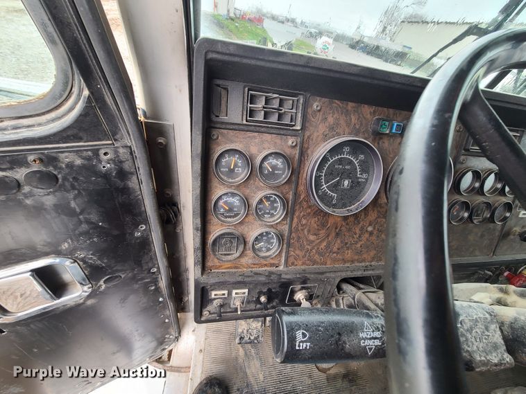 image for item GY9713 1989 Kenworth T600  semi truck