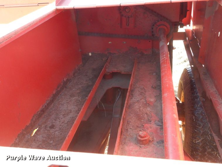 image for item HG9640 1997 New Holland 570  small square baler