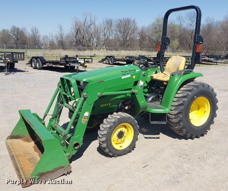image for item HO9352 2015 John Deere 3032E  MFWD tractor