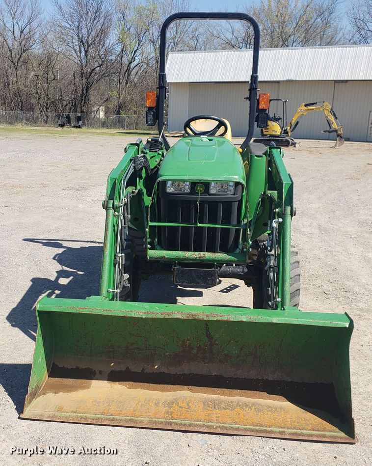 image for item HO9352 2015 John Deere 3032E  MFWD tractor
