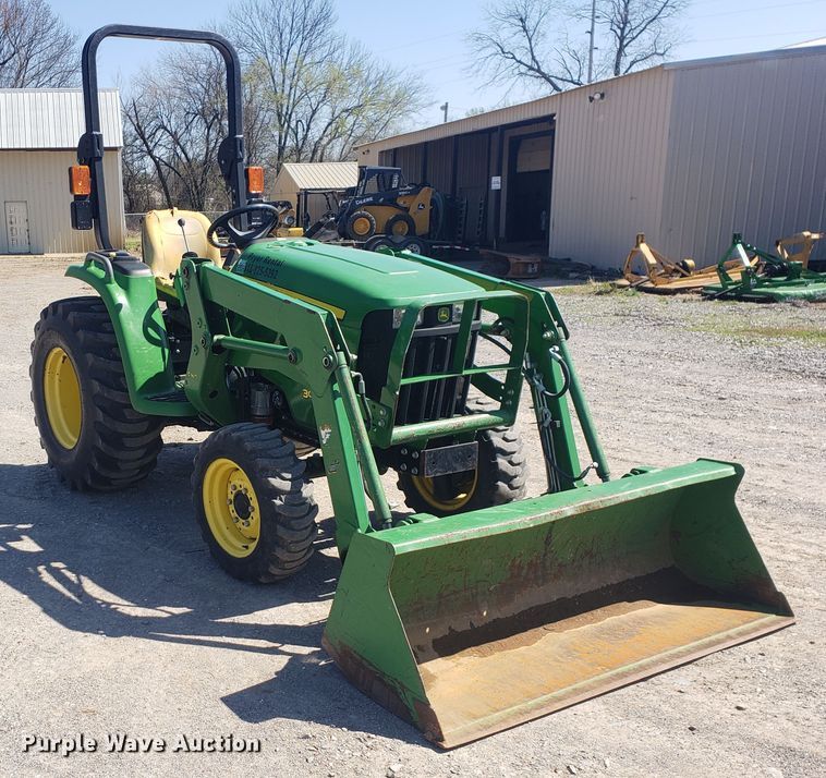 image for item HO9352 2015 John Deere 3032E  MFWD tractor