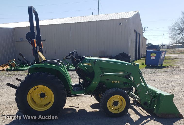 image for item HO9352 2015 John Deere 3032E  MFWD tractor