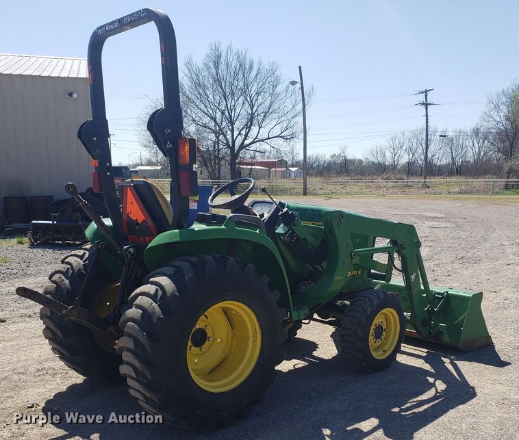 image for item HO9352 2015 John Deere 3032E  MFWD tractor