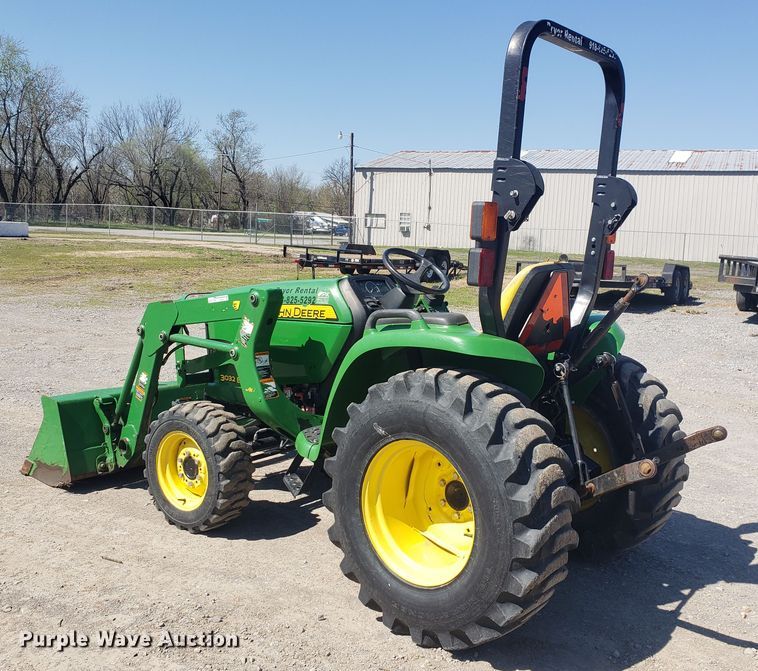 image for item HO9352 2015 John Deere 3032E  MFWD tractor