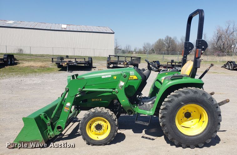 image for item HO9352 2015 John Deere 3032E  MFWD tractor