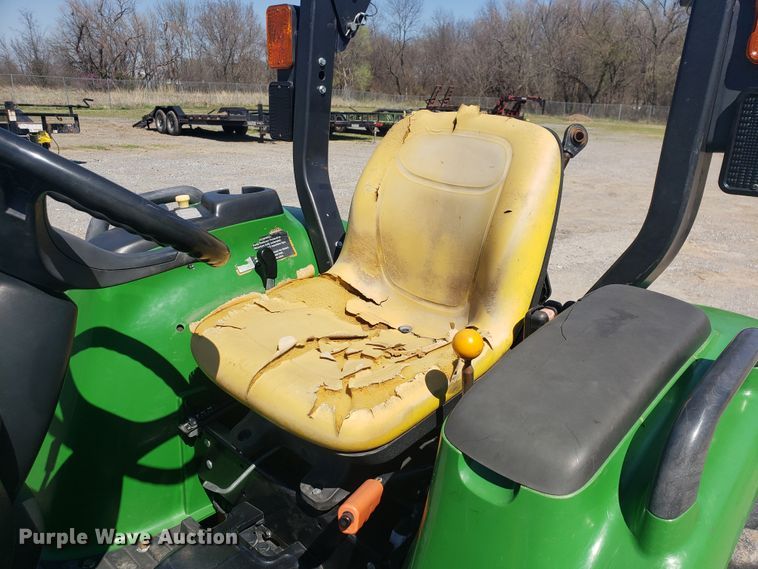 image for item HO9352 2015 John Deere 3032E  MFWD tractor