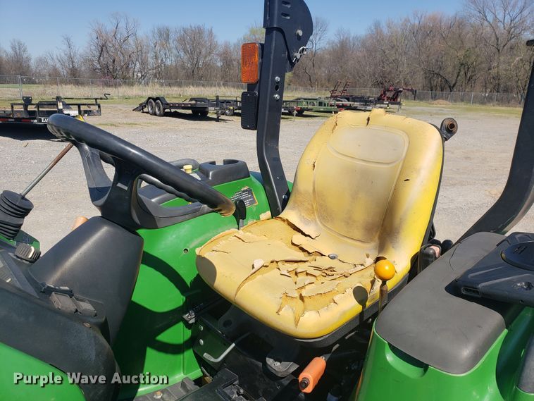 image for item HO9352 2015 John Deere 3032E  MFWD tractor
