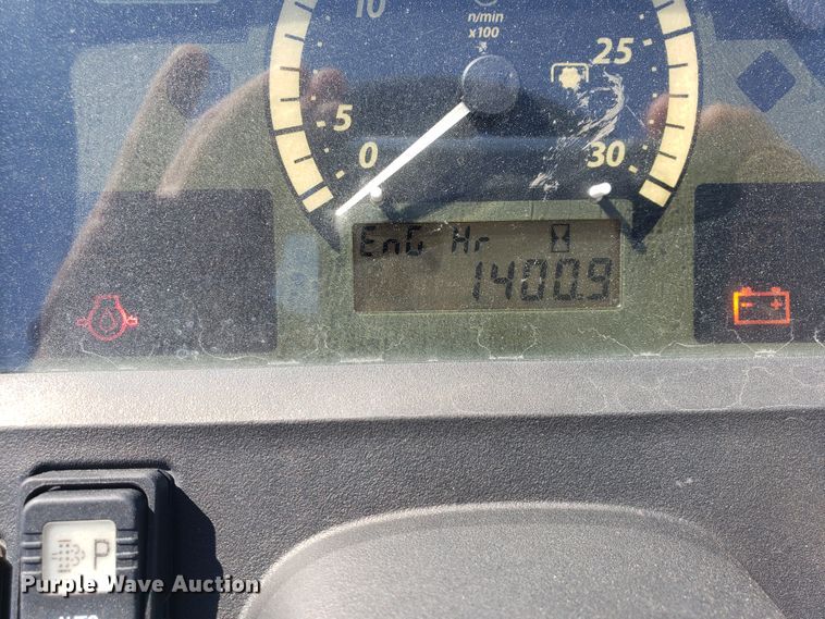 image for item HO9352 2015 John Deere 3032E  MFWD tractor