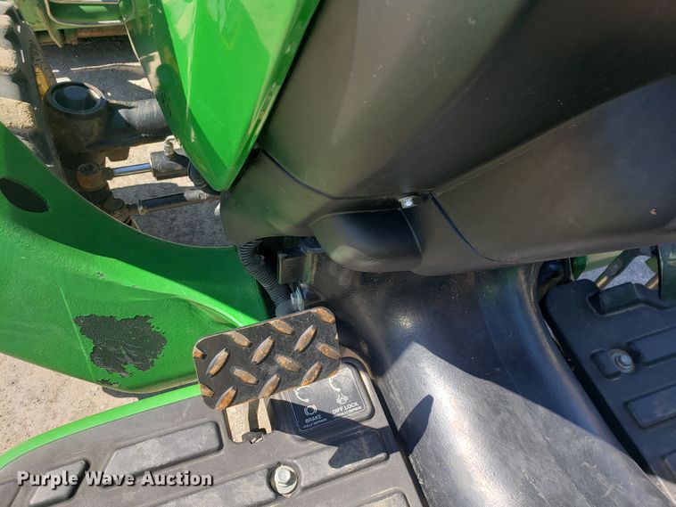 image for item HO9352 2015 John Deere 3032E  MFWD tractor