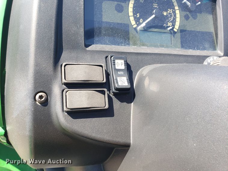 image for item HO9352 2015 John Deere 3032E  MFWD tractor