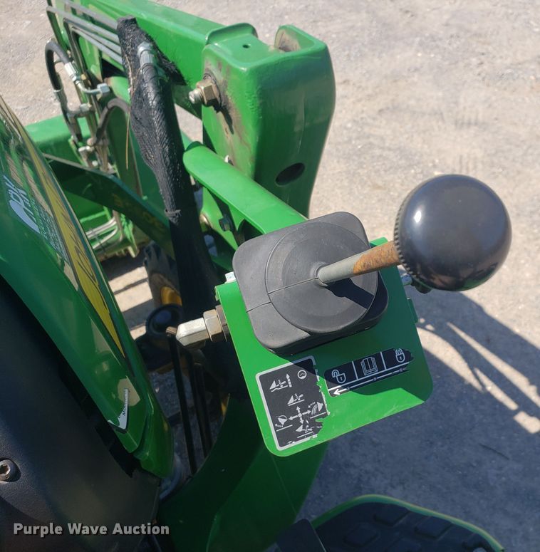 image for item HO9352 2015 John Deere 3032E  MFWD tractor
