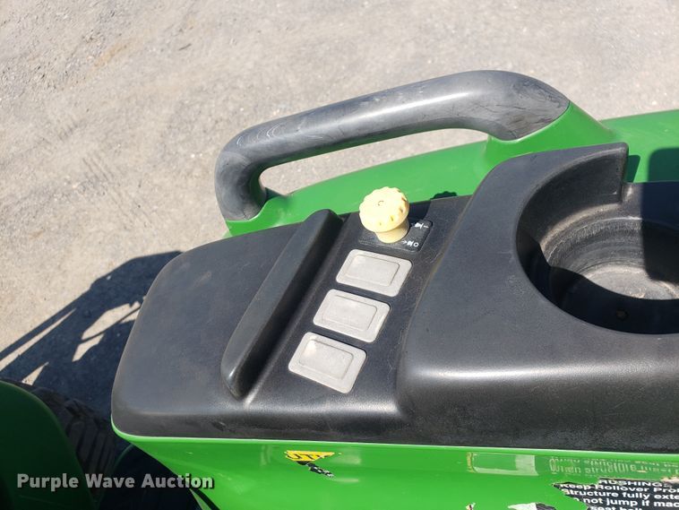 image for item HO9352 2015 John Deere 3032E  MFWD tractor