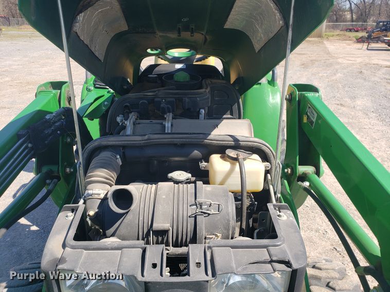 image for item HO9352 2015 John Deere 3032E  MFWD tractor