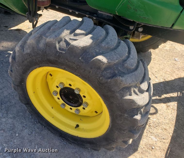 image for item HO9352 2015 John Deere 3032E  MFWD tractor