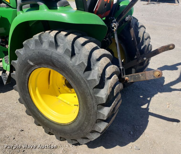 image for item HO9352 2015 John Deere 3032E  MFWD tractor
