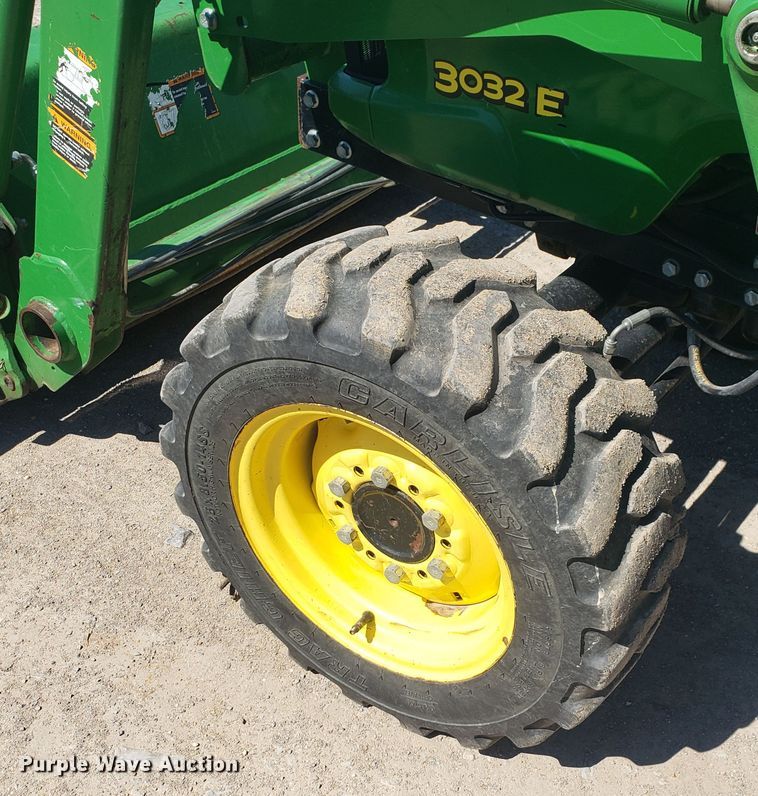 image for item HO9352 2015 John Deere 3032E  MFWD tractor
