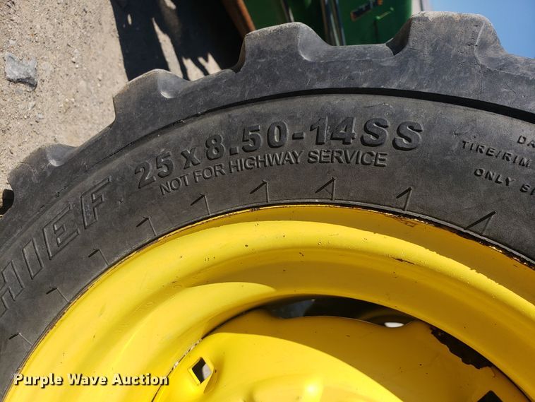 image for item HO9352 2015 John Deere 3032E  MFWD tractor