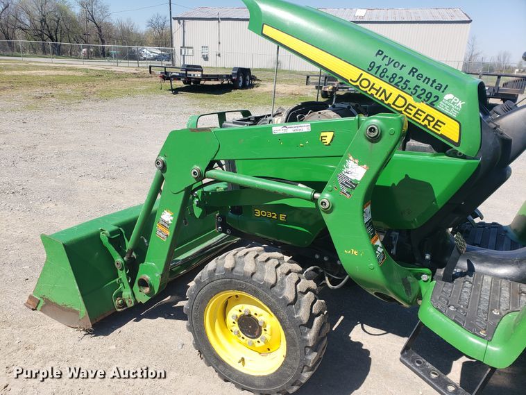 image for item HO9352 2015 John Deere 3032E  MFWD tractor