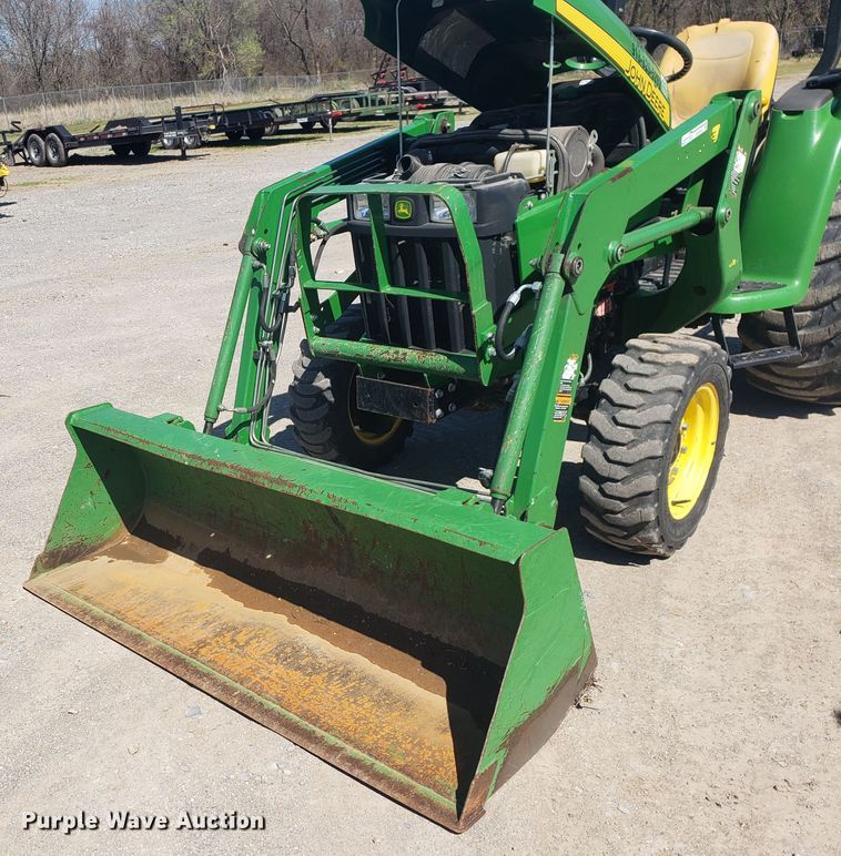 image for item HO9352 2015 John Deere 3032E  MFWD tractor