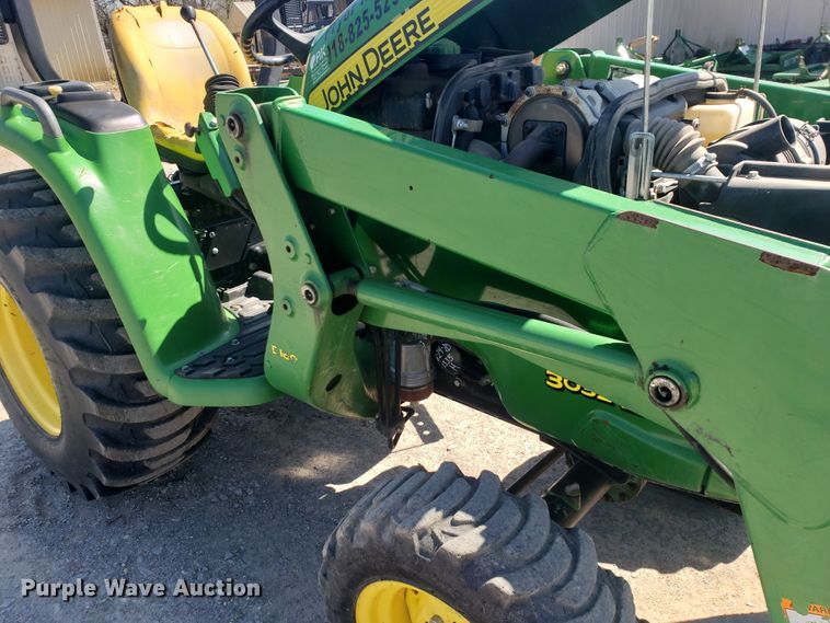 image for item HO9352 2015 John Deere 3032E  MFWD tractor