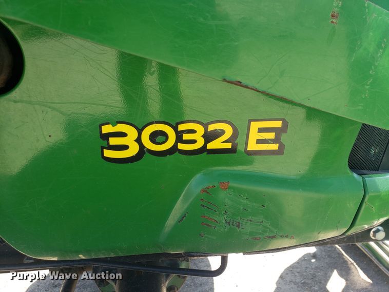 image for item HO9352 2015 John Deere 3032E  MFWD tractor