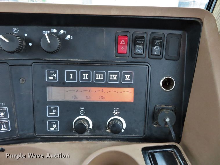 image for item HV9698 1995 John Deere 8100  MFWD tractor