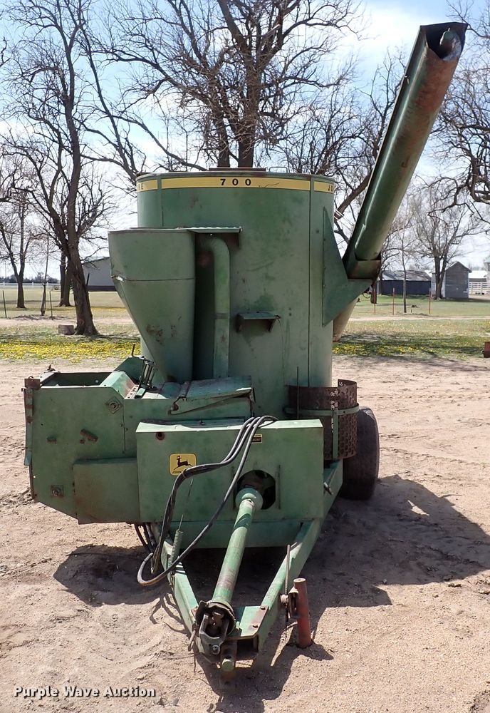 image for item IF9083 John Deere 700  feed grinder/mixer