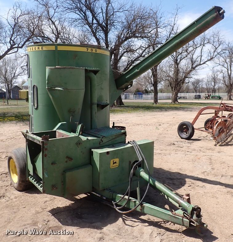 image for item IF9083 John Deere 700  feed grinder/mixer
