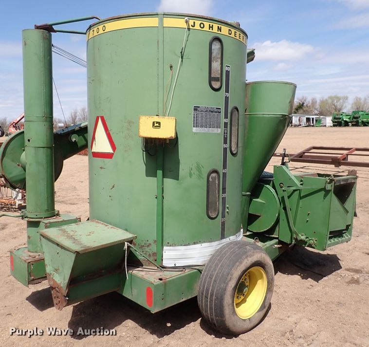 image for item IF9083 John Deere 700  feed grinder/mixer