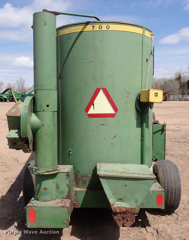 image for item IF9083 John Deere 700  feed grinder/mixer