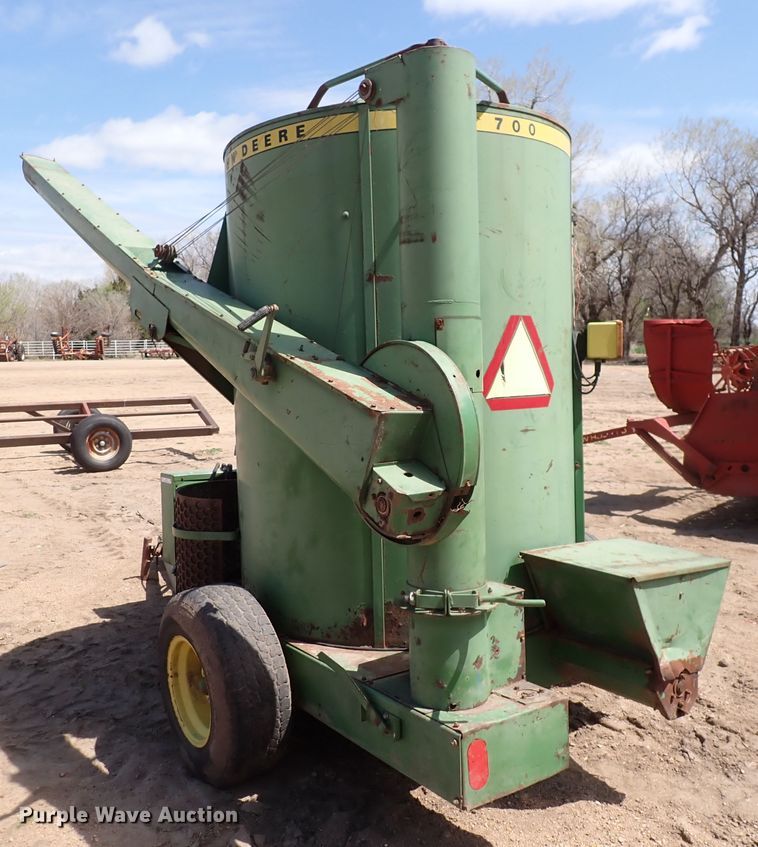 image for item IF9083 John Deere 700  feed grinder/mixer