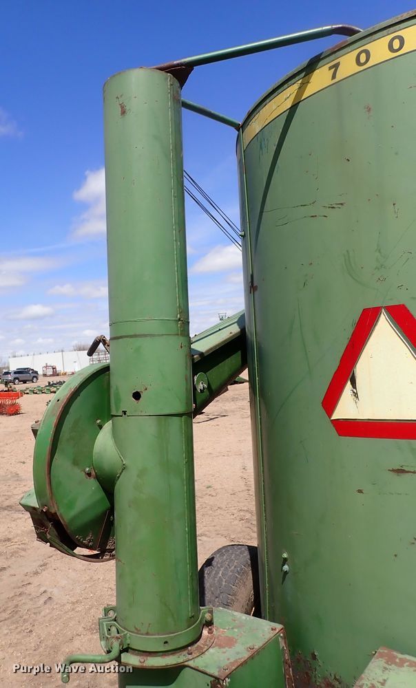 image for item IF9083 John Deere 700  feed grinder/mixer