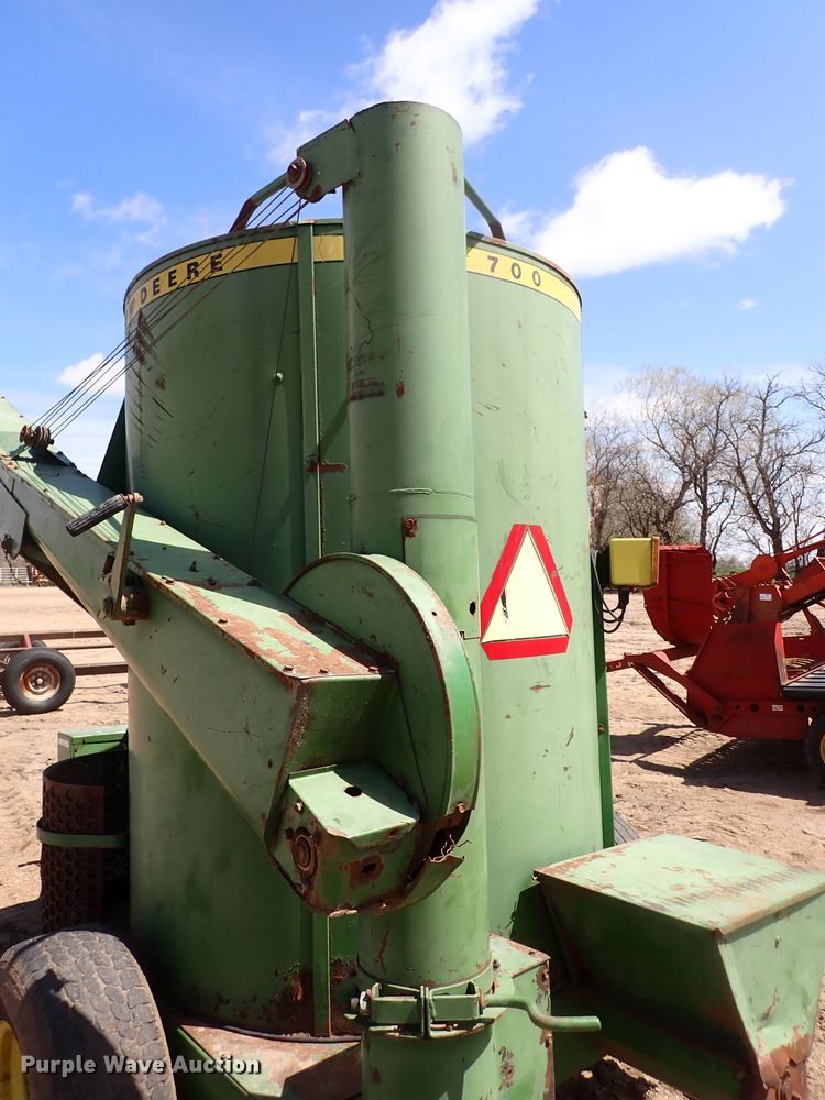 image for item IF9083 John Deere 700  feed grinder/mixer