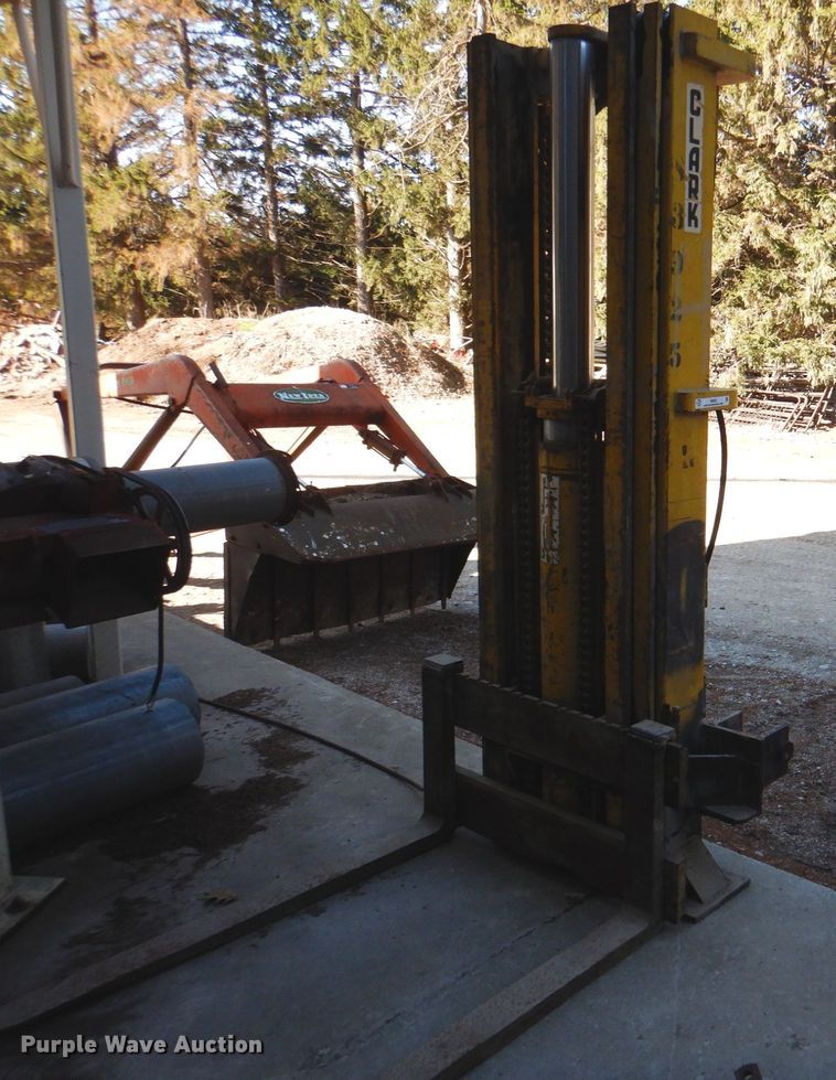 image for item II9842 Clark forklift mast
