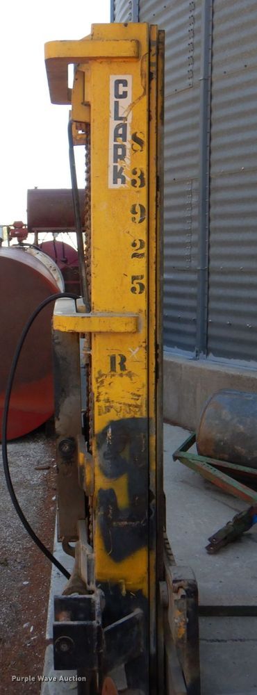 image for item II9842 Clark forklift mast