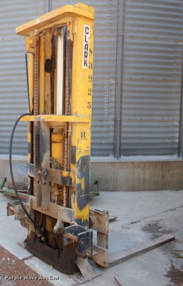 image for item II9842 Clark forklift mast