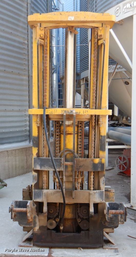 image for item II9842 Clark forklift mast