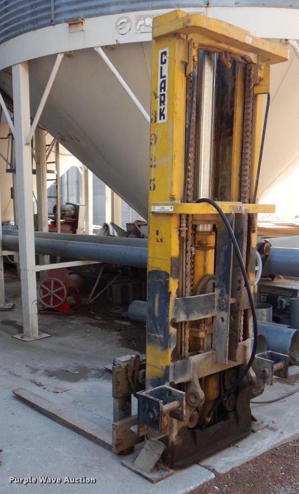 image for item II9842 Clark forklift mast