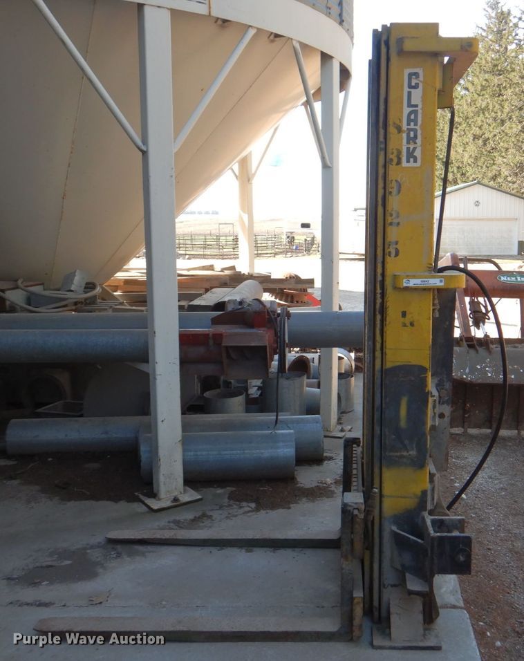 image for item II9842 Clark forklift mast