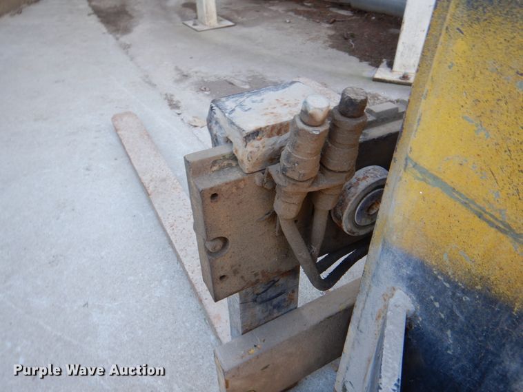 image for item II9842 Clark forklift mast