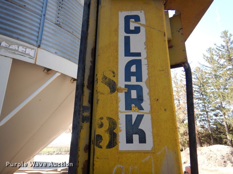 image for item II9842 Clark forklift mast